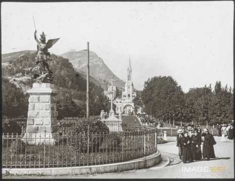 Statue de Saint-Michel (Lourdes)